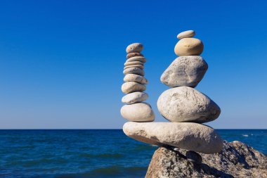 Uyum ve denge kavramı. Rock Zen su arka plan üzerinde