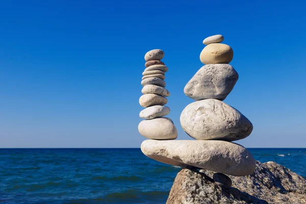 Понятие гармонии и равновесия. Rock Zen на фоне su — стоковое фото