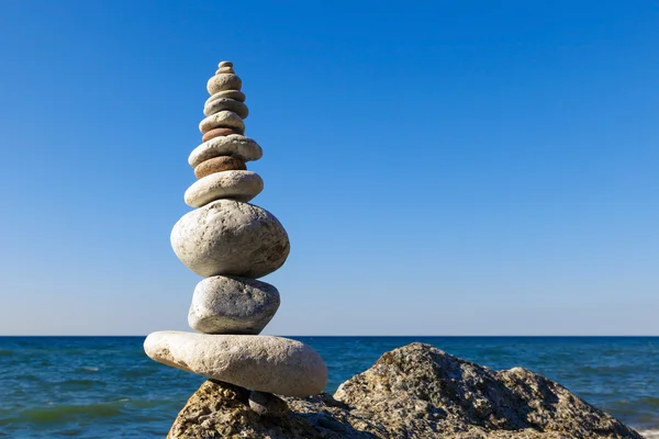 Konsep harmoni dan keseimbangan. Rock Zen di latar belakang su — Stok Foto