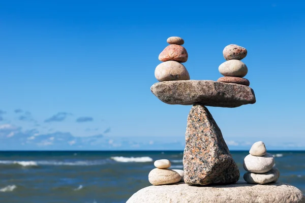 Concepto de armonía y equilibrio. Equilibrar piedras contra el mar . — Foto de Stock