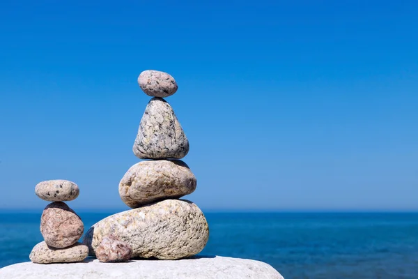 Понятие гармонии и равновесия. Rock Zen на фоне su — стоковое фото