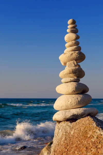 Concepto de armonía y equilibrio. Rock Zen al atardecer — Foto de Stock