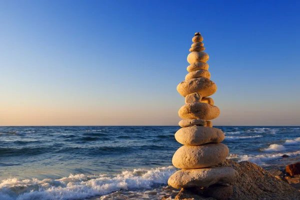 Konzept der Harmonie und Ausgeglichenheit. Rock-Zen bei Sonnenuntergang. Balance und — Stockfoto