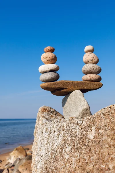 Konzept der Harmonie und Ausgewogenheit. Gleichgewicht und Gleichgewichtssteine gegen — Stockfoto