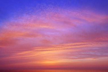 Gün batımından sonra denizin üzerinde fantastik pembe bulutlar. Yumuşak odak