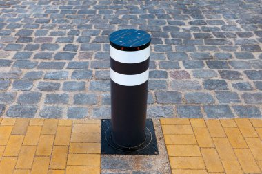 Otomatik kazık. Geri çekilebilir elektrikli Bollard Metalik ve yol trafiğinin kontrolü için hidrolik.