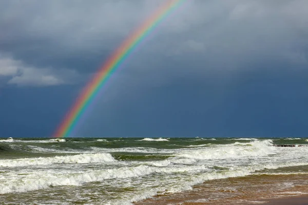 Luminoso Arcobaleno Sullo Sfondo Nuvole Temporalesche Sul Mare Infuria — Foto Stock