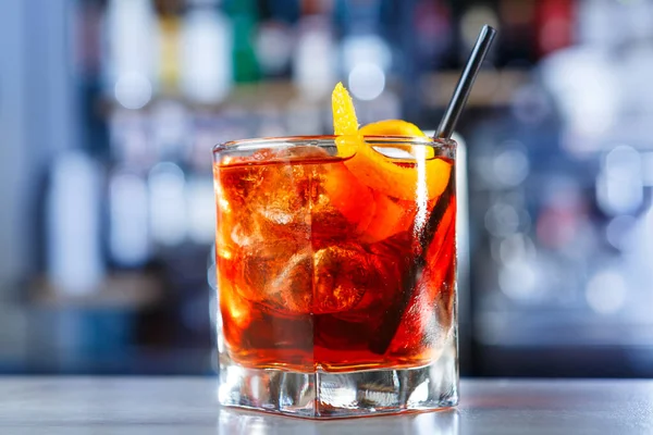 Bar tezgahında klasik Negroni kokteyli, yakın çekim. Yumuşak odaklı, seçici odaklı