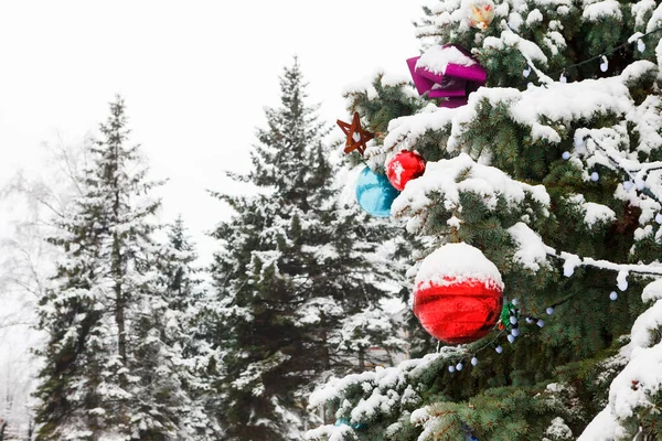 Karda Renkli Toplarla Süslenmiş Noel Ağacı — Stok fotoğraf