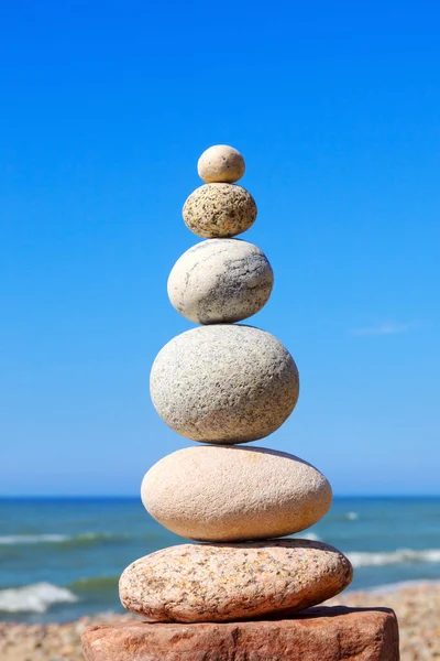 Weiße Runde Steine Balancieren Vor Blauem Himmel Und Meer Konzept — Stockfoto