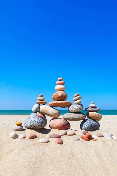 Zen Pyramide Aus Bunten Kieselsteinen Einem Sandstrand Hintergrund Des Meeres — Stockfoto