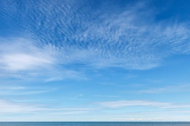 Beyaz Cirrus bulutları ile güzel mavi gökyüzü. Arkaplan resmi