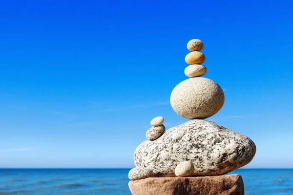 Zen Pyramide Aus Weißen Und Gelben Steinen Vor Blauem Himmel — Stockfoto