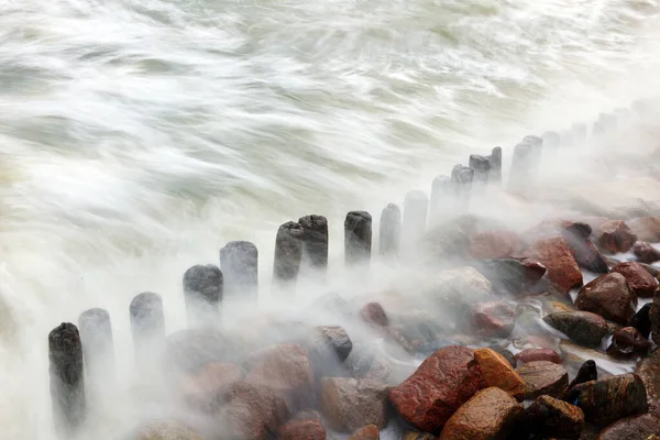 Tempesta Mare Onde Che Infrangono Rocce Frangiflutti Lunga Esposizione Concentrazione — Foto Stock