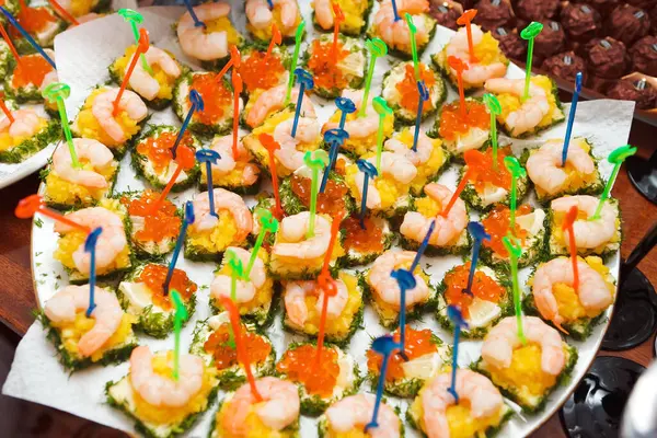 Kleine Broodjes Spiesjes Feesttafel Canape Koningsgarnalen Met Ananas — Stockfoto