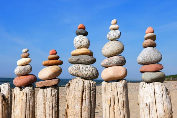 Mehrere Felsen Zen Pyramiden Aus Bunten Kieselsteinen Einem Strand Hintergrund — Stockfoto