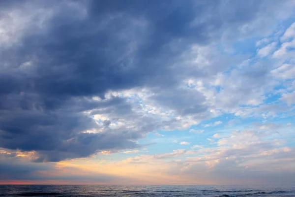 Cielo Drammatico Sul Mare Con Nuvole Buie Tempestose — Foto Stock