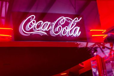 Singapur, Singapur-28 Kasım 2019: Neon tüplerden oluşan Coca Cola logosu