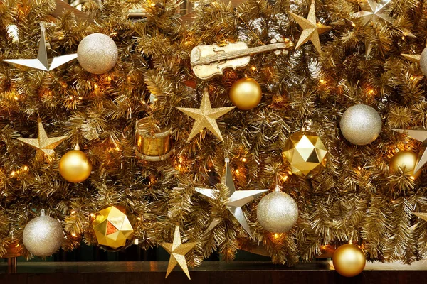 Decorações Douradas Natal Com Grandes Detalhes Bolas Douradas Violino Estrelas — Fotografia de Stock
