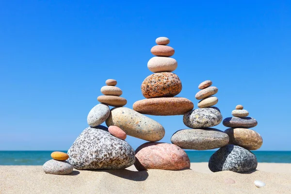 在海边的沙滩上 在大海的背景上 岩石成了五彩斑斓的卵石金字塔 和谐和冥想的概念 — 图库照片