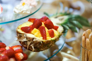 Büfe masasında çilek ve ananas dilimleri. Yumuşak odaklı, seçici odaklı