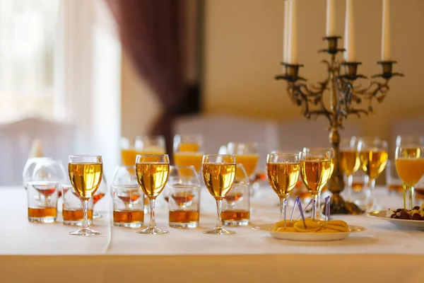 Hodně Sklenic Vína Džusu Whisky Stole Bufetu — Stock fotografie