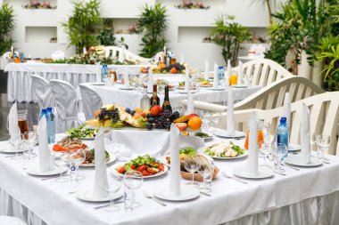 Büyük salonda çok güzel servis edilen şenlik masası. Yumuşak odaklı, seçici odaklı