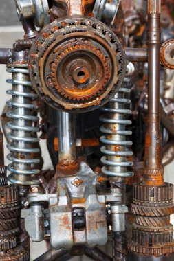 Eski, paslı parçalı araba aranjmanı. Müthiş paslı bir mekanizma. steampunk
