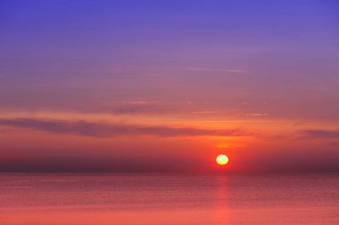 Denizde kırmızı-mor gün batımı. İyi akşamlar.