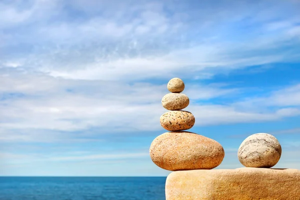 Weiße Steine Balancieren Vor Blauem Himmel Und Meer Konzept Der — Stockfoto