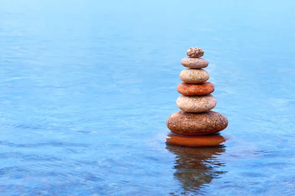 Pyramid Colorful Balanced Stones Sea Background Concept Harmony Balance Calm — Stock Photo, Image