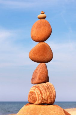 Yüksek Rock Zen Piramidi, plajda pembe taşlar. Denge, uyum ve meditasyon kavramı