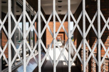 Izgara şeklinde sürgülü kapı geçidi tıkıyor..