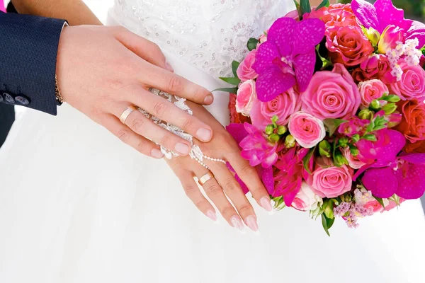 Hands Wedding Rings Background White Bridesmaid Dresses Wedding Bouquet Roses — Stock Photo, Image