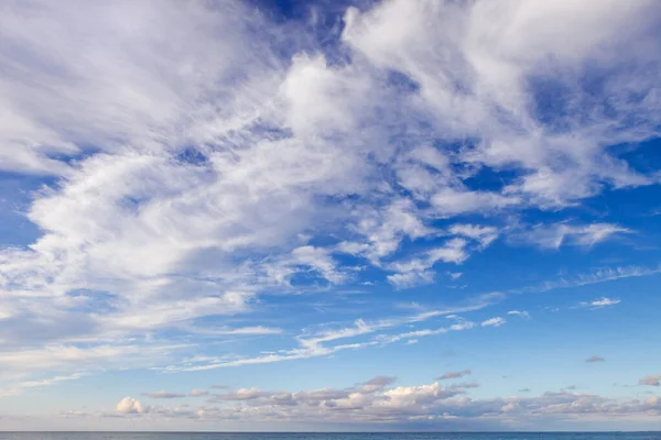 Bellissimo Cielo Sul Mare Con Cirri Piccole Nuvole Cumulo Immagine — Foto Stock