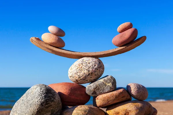 Symbolische Steinschuppen Auf Dem Hintergrund Des Meeres Und Des Blauen — Stockfoto