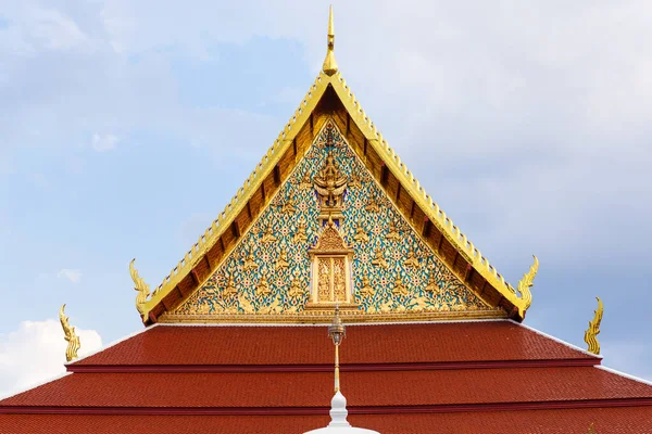 Beautiful Pediment Buddhist Temple Decorated Golden Images Buddha Thailand Bangkok — Stock Photo, Image