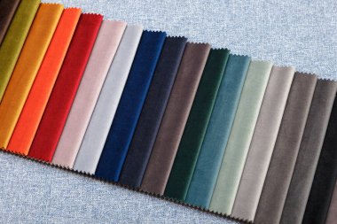 Koltuklar ve sandalyeler için çok renkli döşeme kumaşı örnekleri. İç dekorasyon için kumaş seçimi