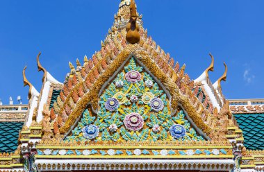 Çiçek tasvir eden seramik mozaiklerle süslenmiş güzel bir Budist tapınağı. Tayland, Bangkok