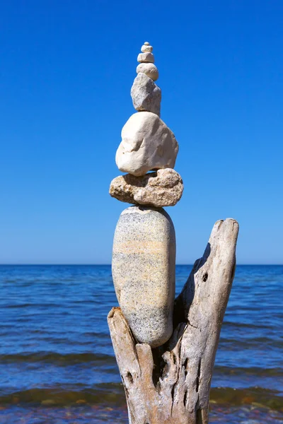 Zen Pyramide Aus Weißen Steinen Auf Dem Hintergrund Des Meeres — Stockfoto