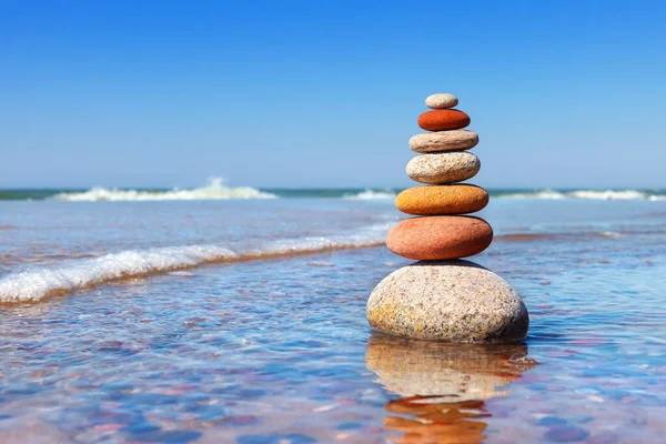 Zen Pyramide Aus Bunten Kieselsteinen Die Wasser Vor Dem Hintergrund — Stockfoto