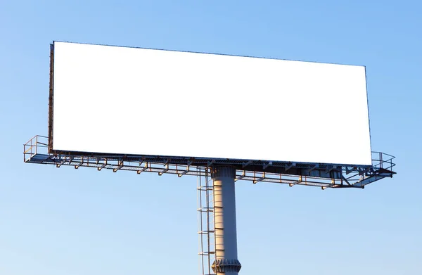 Große Horizontale Weiße Plakatwand Auf Dem Blauen Himmel Hintergrund Attrappe — Stockfoto