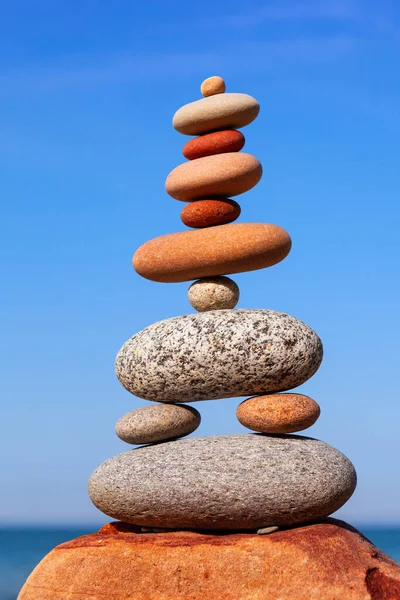 Rock Zen Piramis Színes Kövek Strandon Élet Egyensúlyának Harmóniájának Meditációjának Jogdíjmentes Stock Fotók