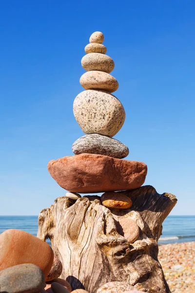 蓝天背景下的平衡鹅卵石 平衡和冥想的概念 — 图库照片