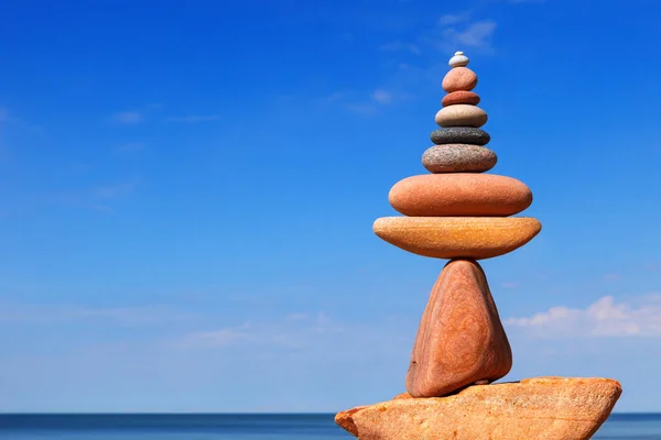 Eine Helle Zen Pyramide Aus Rosa Kieselsteinen Vor Blauem Himmel — Stockfoto