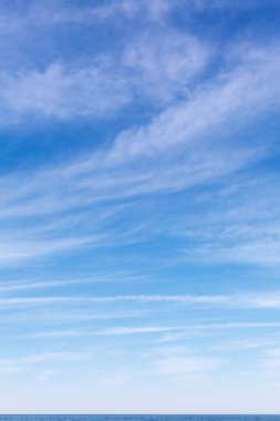 Sirus bulutlarıyla denizin üzerinde güzel bir gökyüzü. Arkaplan resmi. Yatay çizgi