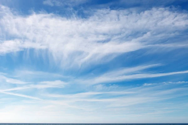 Гарне Блакитне Небо Білими Хмарами Цирру Фонове Зображення — стокове фото