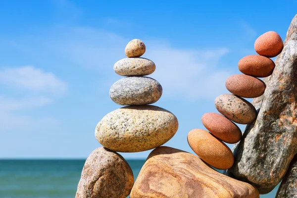 Zen Pyramide Aus Weißen Und Rosa Kieselsteinen Strand Konzept Von — Stockfoto