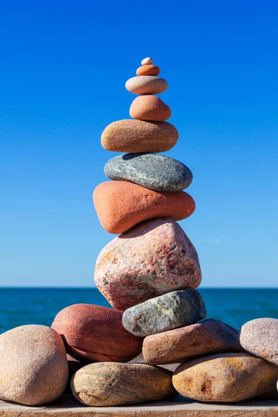 Zen Pyramide Aus Weißen Und Rosa Kieselsteinen Strand Konzept Von — Stockfoto