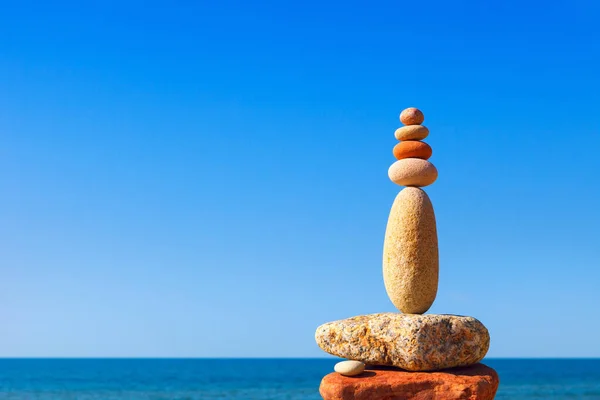 Hohe Zen Pyramide Aus Weißen Und Rosa Kieselsteinen Strand Konzept — Stockfoto